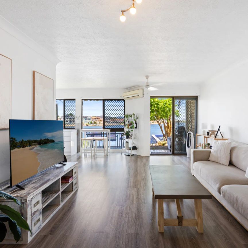 Waterfront ease in prime position - Photo 1