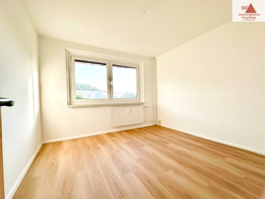 Frisch renovierte, helle 3-Raum-Wohnung mit Einbauküche in Geyer!! - Photo 1