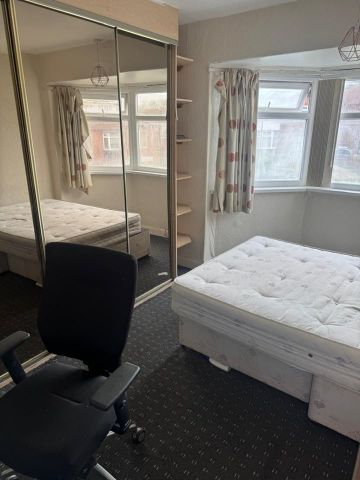 Room in a Shared House, St James Court, LS9 - Photo 3