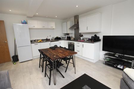 2 bedroom flat to rent - Photo 2