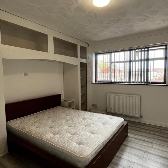 6 bedroom semi-detached house to rent - Photo 1