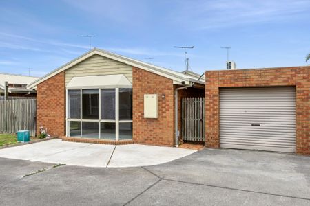 Quiet Location - Private and Secure Three Bedroom Home - Photo 5