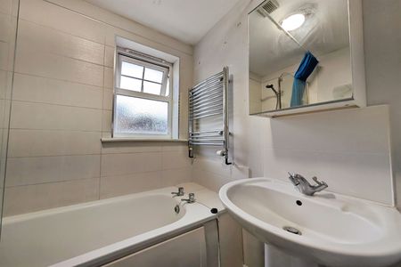 Howards Grove, SO15 - Photo 5