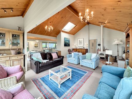 Welcome home to 123 Marine Parade. - Photo 2