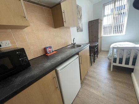 1 bedroom in a house share to rent - Photo 2