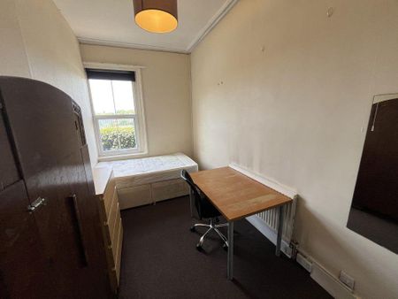 4 bedroom flat to rent - Photo 4