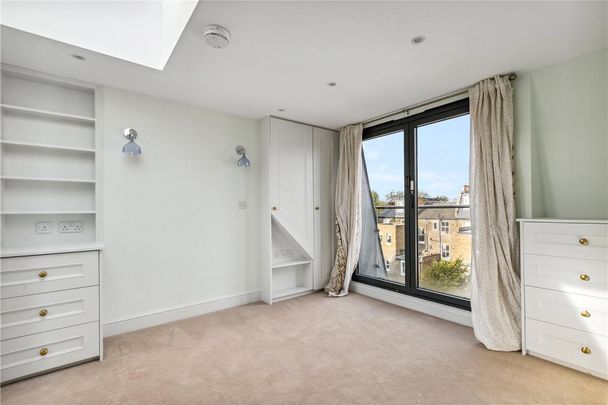 6 bedroom house in London - Photo 1