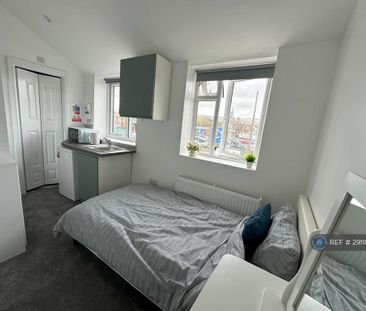 1 bedroom in a house share to rent - Photo 1