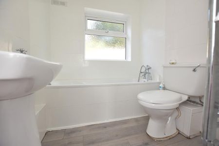 2 bedroom detached bungalow to rent - Photo 2