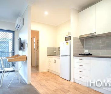 HUGE Modern Studio with Private Garage – Fully Furnished & Bills In... - Photo 2