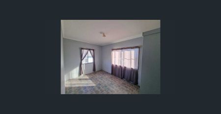 3-Bedroom Top-Level Unit – Steps from Barney Point Beach! - Photo 4