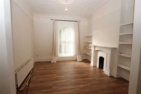 2 bedroom Apartment to let - Photo 2