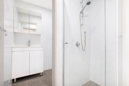 Stylish Studio Apartment Moments from Westfield & Transport - Photo 4