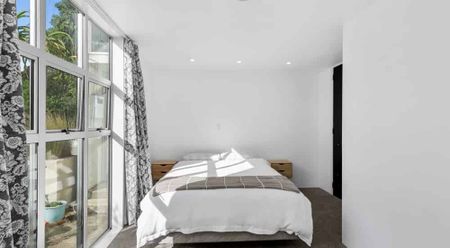 Three Bedroom, Two Bathroom, Kelburn - Photo 2