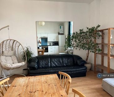 1 bedroom in a house share to rent - Photo 3