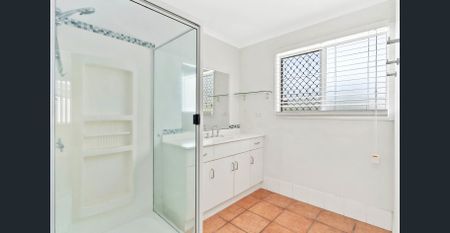 Spacious Family Home with Pool and Multiple Living Areas - Photo 4