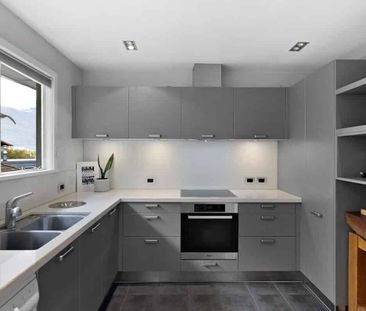 Flexible Home with Two 2-Bed Flats and Pano Views - Photo 2