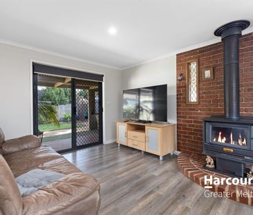 Family Home on a Generous 680m² Block with 2 Living areas - Photo 1