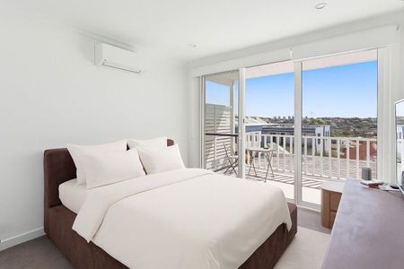 Stylish Coastal Home with Ocean Views – Prime Coogee Location - Photo 4