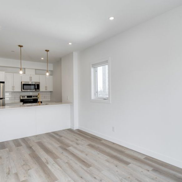 Jersey: Gold Accents – 196 Colony, Winnipeg, MB - Photo 1