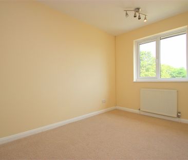 2 bed terraced house to rent in Brambles Farm Drive, Hillingdon, UB10 - Photo 3