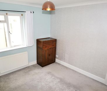 Spacious well presented double bedroom apartment with the sea at the bottom of your street! Offered to let part-furnished. Available 19th August 2024. - Photo 3