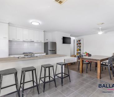 Fully Furnished Home in Quiet Court Location - Photo 3