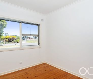Open the Door To Easy Living in Lockleys - Photo 4