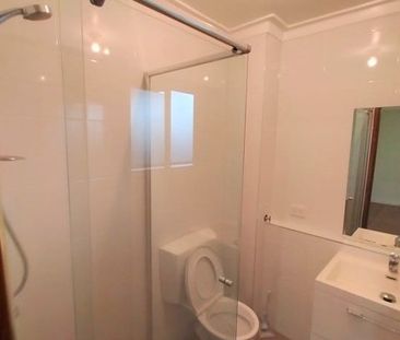 MODERN, LARGE UNIT. VIEWS VIEWS!! TOP LOCALE. CLOSE TO AMENITIES. - Photo 3