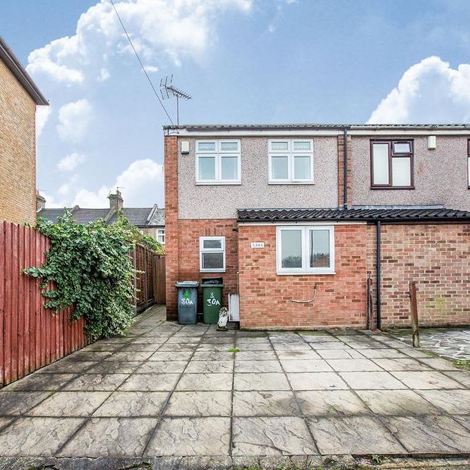 3 bedroom end of terrace house to rent - Photo 1