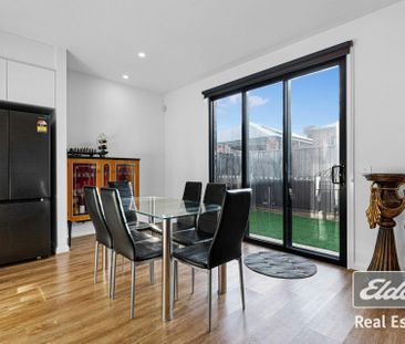 Stylish Family Living in the Heart of Emerald Park Estate ! - Photo 4