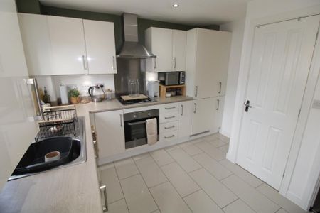 3 bedroom semi-detached house to rent - Photo 4