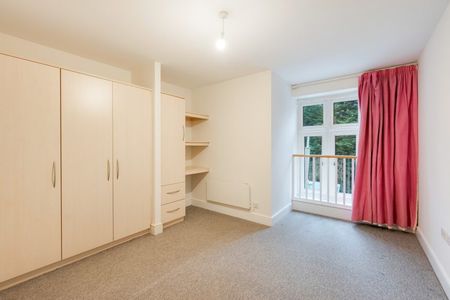 1 Bed Flat - Photo 2