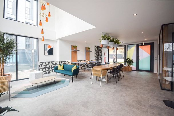 A beautiful studio/1 bedroom apartment situated in this popular development just to the north west of Cambridge. Amtico flooring and under floor heating. Unfurnished. - Photo 1