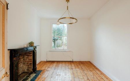 Sorry, no sharers! - A beautifully presented three double bedroom period family home, located in the heart of Bishopston. - Photo 2