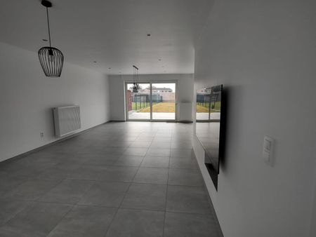 Ruime woning met drie slaapkamers, tuin en garage. - Photo 2