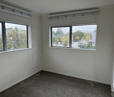 Inner City Apartment – Secure Carpark - Photo 4
