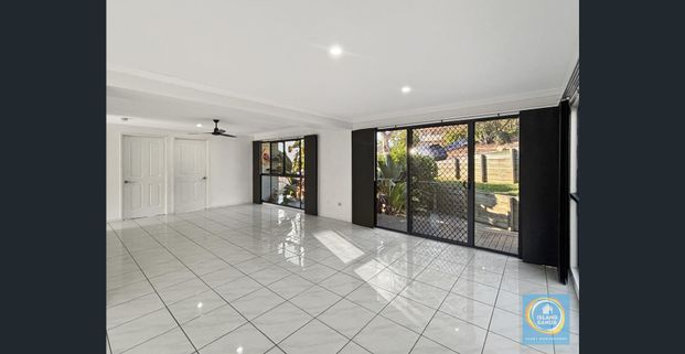 TWO STOREY HOME IN THE HEART OF GLADSTONE - Photo 1