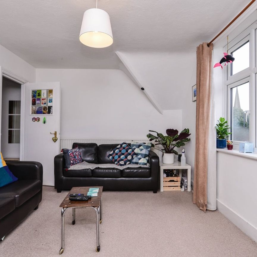 2 Bed Flat, Tooting Bec Gardens, SW16 - Photo 1