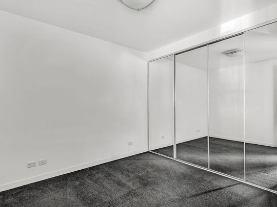 Spacious, low maintenance living - Photo 1