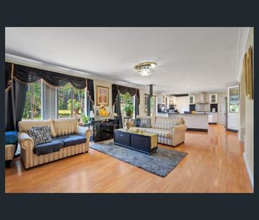 BEAUTIFULLY PRESENTED FAMILY HOME !!! - Photo 1