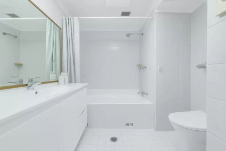 Two-bedroom inner-city apartment in prime lifestyle location - Photo 4