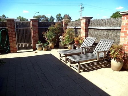 Bright and Modern Townhouse - Photo 3