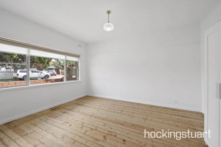 Beautifully Presented Family Home In Central Reservoir Location - Photo 3