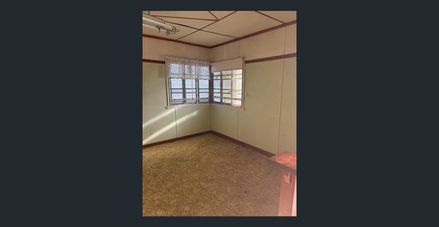 SHORT WALK TO HIGH AND PRIMARY SCHOOL ! - Photo 1