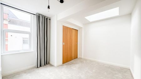 2 bedroom Flat To Let - Photo 5