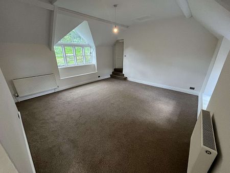 Recently refurbished three bedroom flat - Photo 2