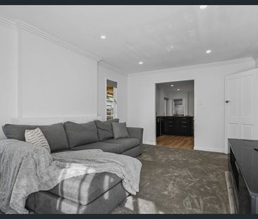 Beautifully renovated 3 bedroom house, pet friendly - Photo 2