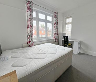 1 bedroom in a flat share to rent - Photo 1