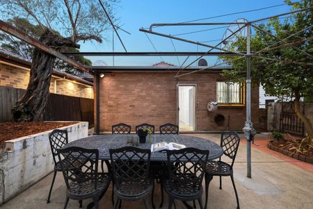 Location and Ease in the heart of Sydenham - Photo 2